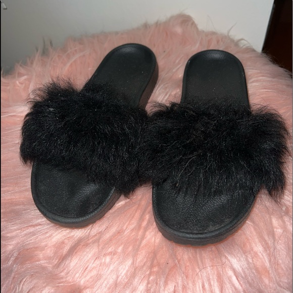 UGG Shoes - UGG Womens Royale Flat Black Fur Sandal size 6M